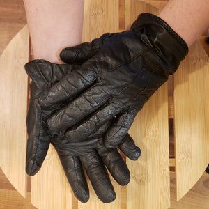 Leather gloves with wool lining